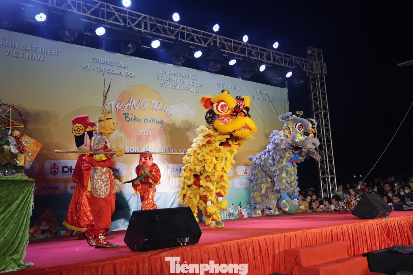 Các em học sinh huyện đảo Lý Sơn được xem các tiết mục văn nghệ, múa lân, rước đèn ông sao, phá cỗ