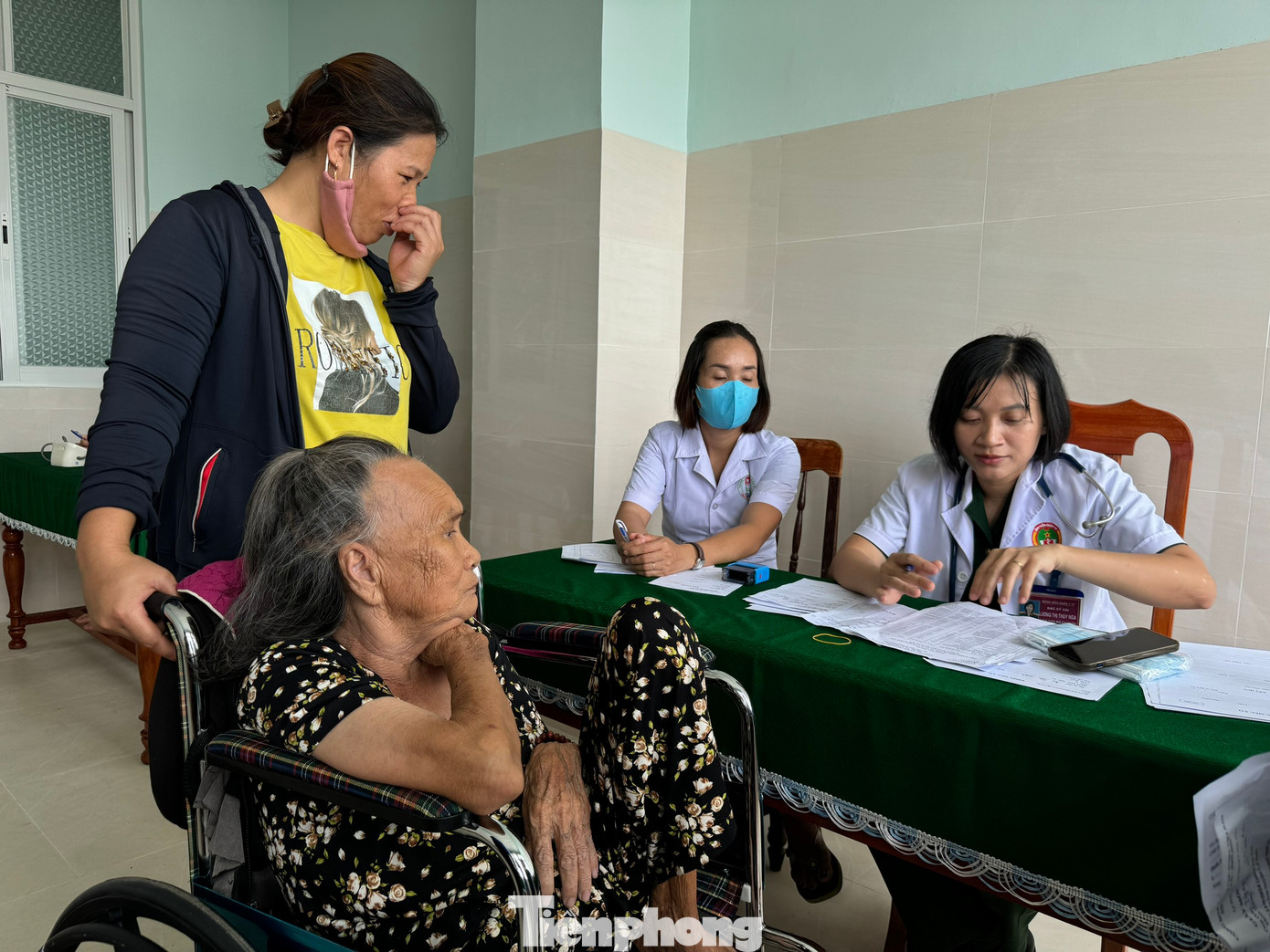 Cán bộ, thầy thuốc của Bệnh viện Quân y 17 khám bệnh, tư vấn sức khỏe cho người già. Cán bộ, thầy thuốc của Bệnh viện Quân y 17 khám bệnh, tư vấn sức khỏe cho người già.