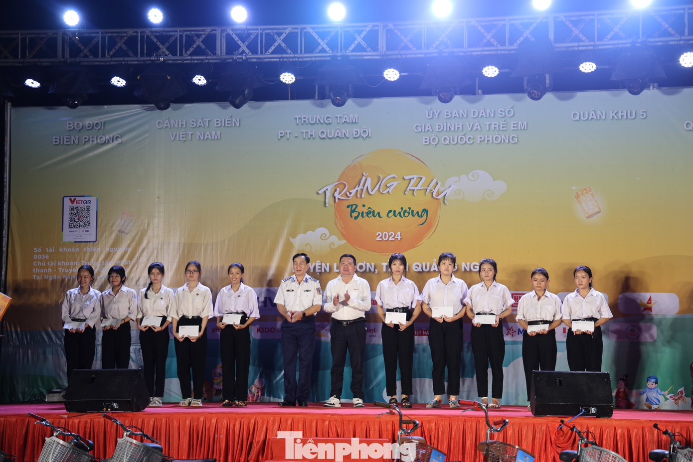 Đại diện Báo NLĐ trao kinh phí hỗ trợ học tập cho 25 em học sinh có hoàn cảnh khó khăn.