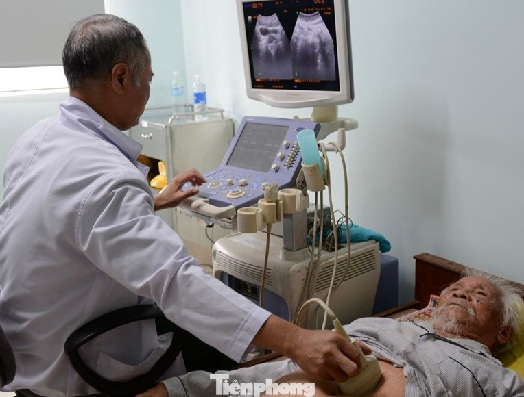 Cán bộ, thầy thuốc của Bệnh viện Quân y 17 khám bệnh, tư vấn sức khỏe cho người già. Cán bộ, thầy thuốc của Bệnh viện Quân y 17 khám bệnh, tư vấn sức khỏe cho người già.