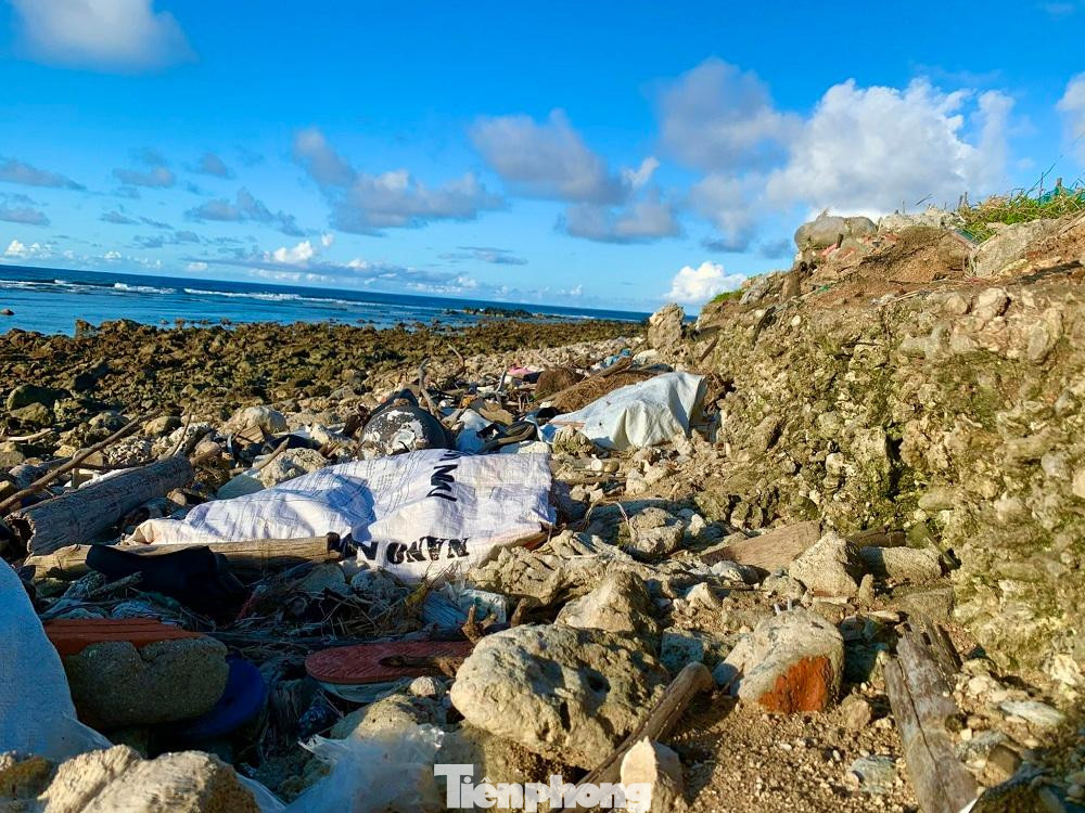 Theo ghi nhận của PV, khu vực này trước kia có một đường đi. Tuy nhiên do sóng biển xâm thực, gây sạt lở nghiêm trọng nên có một vài đoạn đường không còn nữa. Ước tính, khu vực sạt lở kéo dài khoảng 500m chạy dọc bờ biển, tại những điểm sạt lở lớn, có chiều cao từ 2-3 mét.