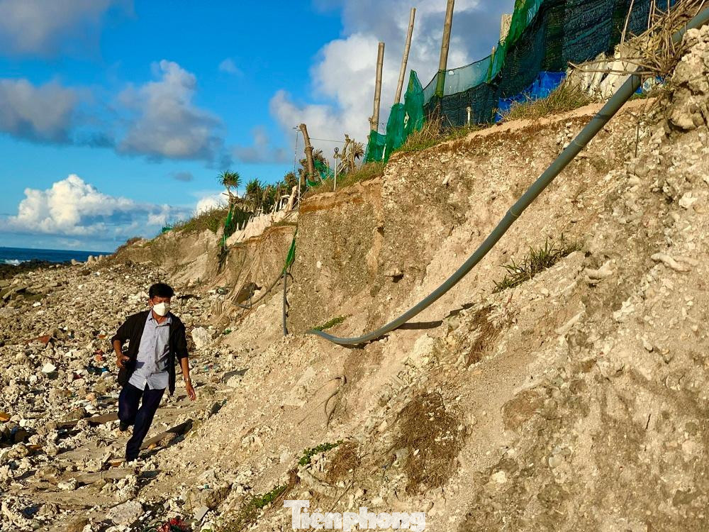 Bà Phạm Thị Hương - Chủ tịch UBND huyện Lý Sơn cho biết tình trạng sạt lở bờ biển ở khu vực phía đông bắc đảo Lý Sơn đang diễn ra ngày càng nghiêm trọng.