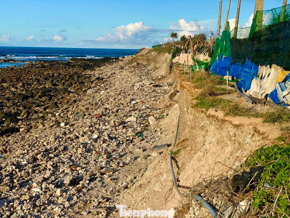 “Huyện đã có kiến nghị tỉnh bố trí nguồn kinh phí để làm kè. Vừa rồi lãnh đạo tỉnh cũng đã đi kiểm tra, chúng tôi tiếp tục kiến nghị, lãnh đạo tỉnh cũng ghi nhận. Tuy nhiên, trong điều kiện hiện nay thì tỉnh chưa cân đối được ngân sách. Trước mắt, địa phương sẽ bám sát, theo dõi diễn biến các khu vực sạt lở để có biện pháp ứng phó.”, bà Hương nói thêm. Ảnh: Nguyễn Ngọc