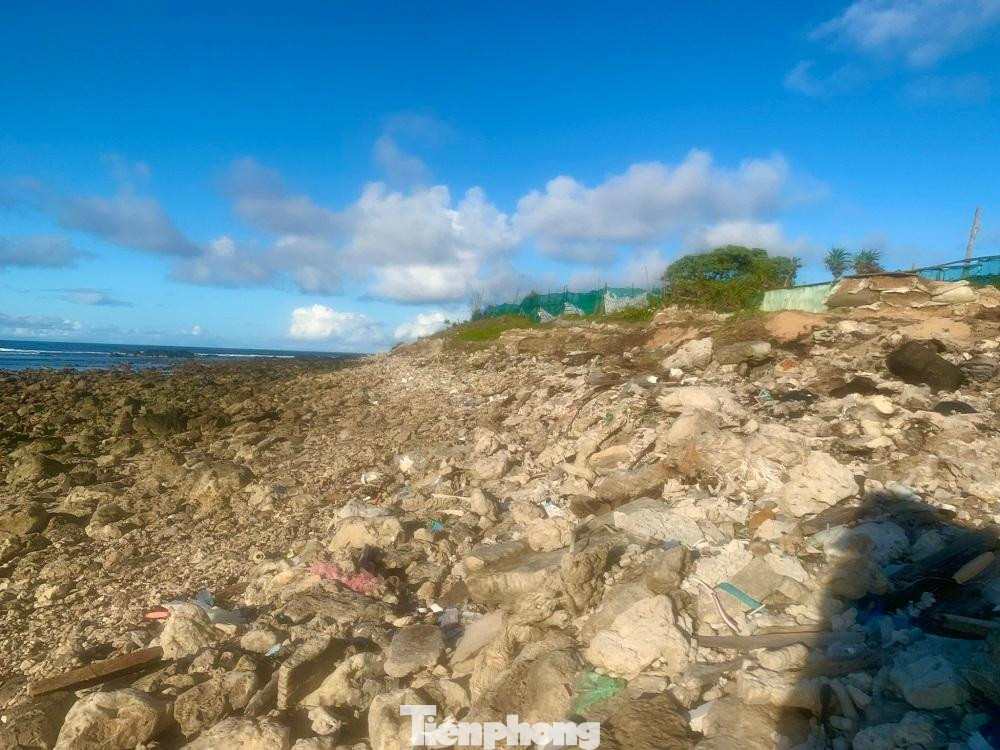 Do ảnh hưởng của cơn bão số 9 năm 2020 đến nay, tại khu vực phía đông bắc đảo Lý Sơn từ địa điểm Ra đa 18 đến bờ biển thắng cảnh Hang Câu xảy ra tình trạng sạt lở nghiêm trọng. Theo ước tính, đảo đã bị xâm thực vào tới trên 50m và kéo dài khoảng 500m, nhấn chìm hàng nghìn m2 đất nông nghiệp của bà con nơi đây.