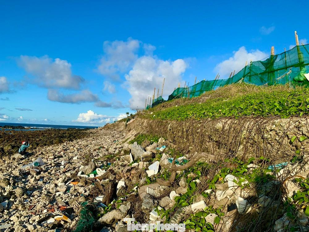 “Sóng biển đánh tan một đoạn bờ biển làm các ruộng hành tỏi của người dân bị ảnh hưởng, khiến bà con rất lo lắng. Bà con chúng tôi ở đây ai cũng lo sợ nếu tình trạng này vẫn còn tiếp diễn thì chắc chắn còn diện tích đất sản xuất nông nghiệp sẽ bị sóng biển nuốt chửng”, bà Mến lo lắng.