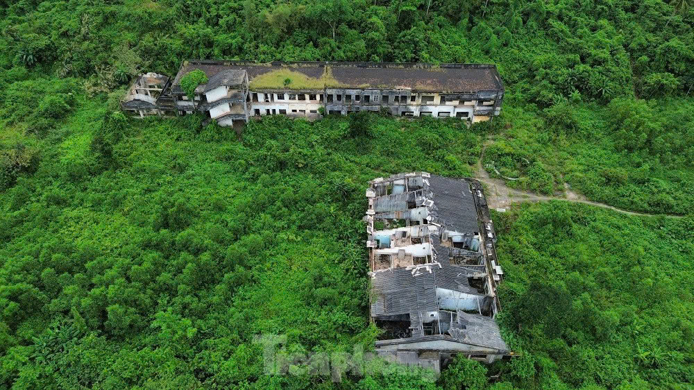 Toàn cảnh núi Thiên Bút. Toàn cảnh núi Thiên Bút.