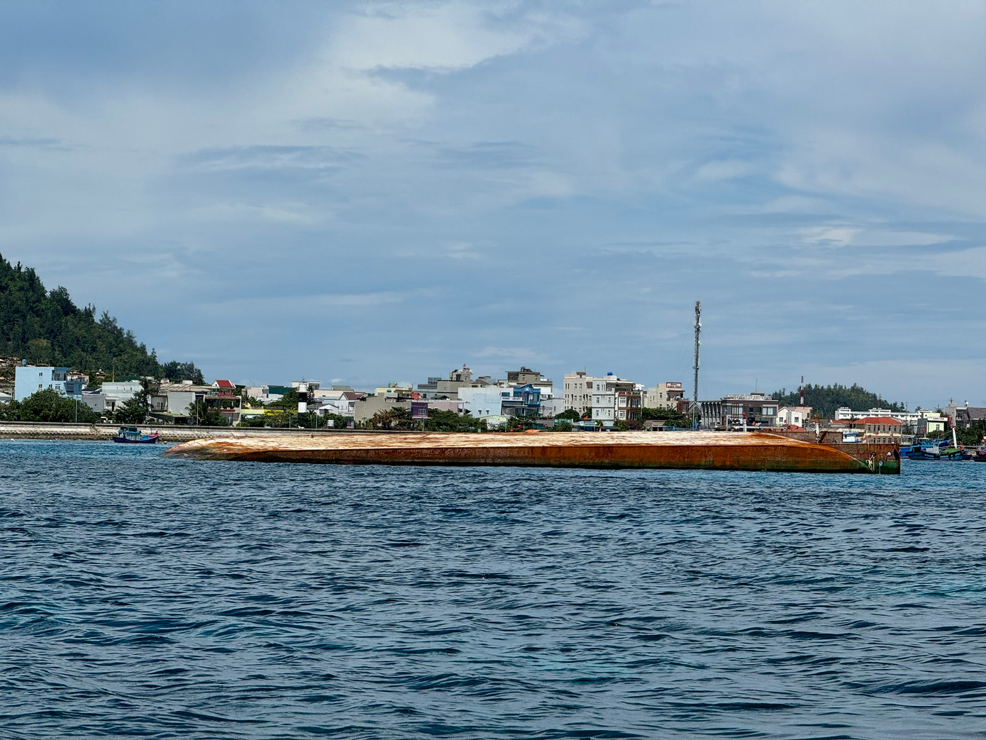 Chiếc sà lan gặp nạn đã được kéo vào bờ gần đảo Lý Sơn. Chiếc sà lan gặp nạn đã được kéo vào bờ gần đảo Lý Sơn.