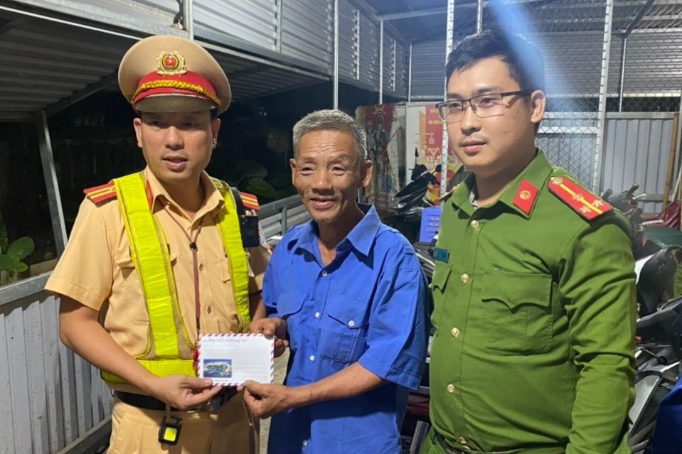 Lực lượng chức năng Quảng Ngãi hỗ trợ cho ông Bình 2 triệu đồng, đồng thời đón xe khách và lo tiền xe để đưa ông Bình về quê Nghệ An. Ảnh: CACC