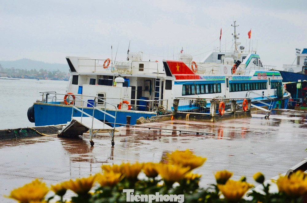 Do biển động nên tuyến đường thủy nội địa Sa Kỳ-Lý Sơn buộc phải tạm dừng hoạt động, khiến hàng trăm người dân ở Lý Sơn về đảo đón tết với gia đình bị "mắc kẹt" tại cảng Sa Kỳ. Do biển động nên tuyến đường thủy nội địa Sa Kỳ-Lý Sơn buộc phải tạm dừng hoạt động, khiến hàng trăm người dân ở Lý Sơn về đảo đón tết với gia đình bị "mắc kẹt" tại cảng Sa Kỳ.