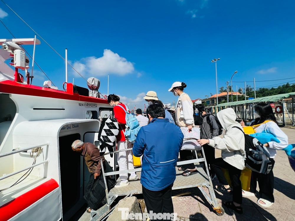 Hàng trăm người dân Lý Sơn được về nhà đón Tết sau nhiều ngày đợi chờ ở cảng Sa Kỳ. Hàng trăm người dân Lý Sơn được về nhà đón Tết sau nhiều ngày đợi chờ ở cảng Sa Kỳ.