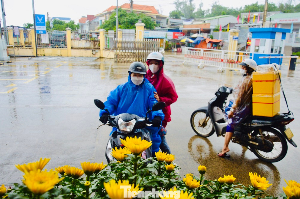 Nhiều người dân huyện đảo Lý Sơn buộc phải quay đầu để thuê nhà nghỉ gần đó đợi biển êm, tàu hoạt động trở lại. Nhiều người dân huyện đảo Lý Sơn buộc phải quay đầu để thuê nhà nghỉ gần đó đợi biển êm, tàu hoạt động trở lại.