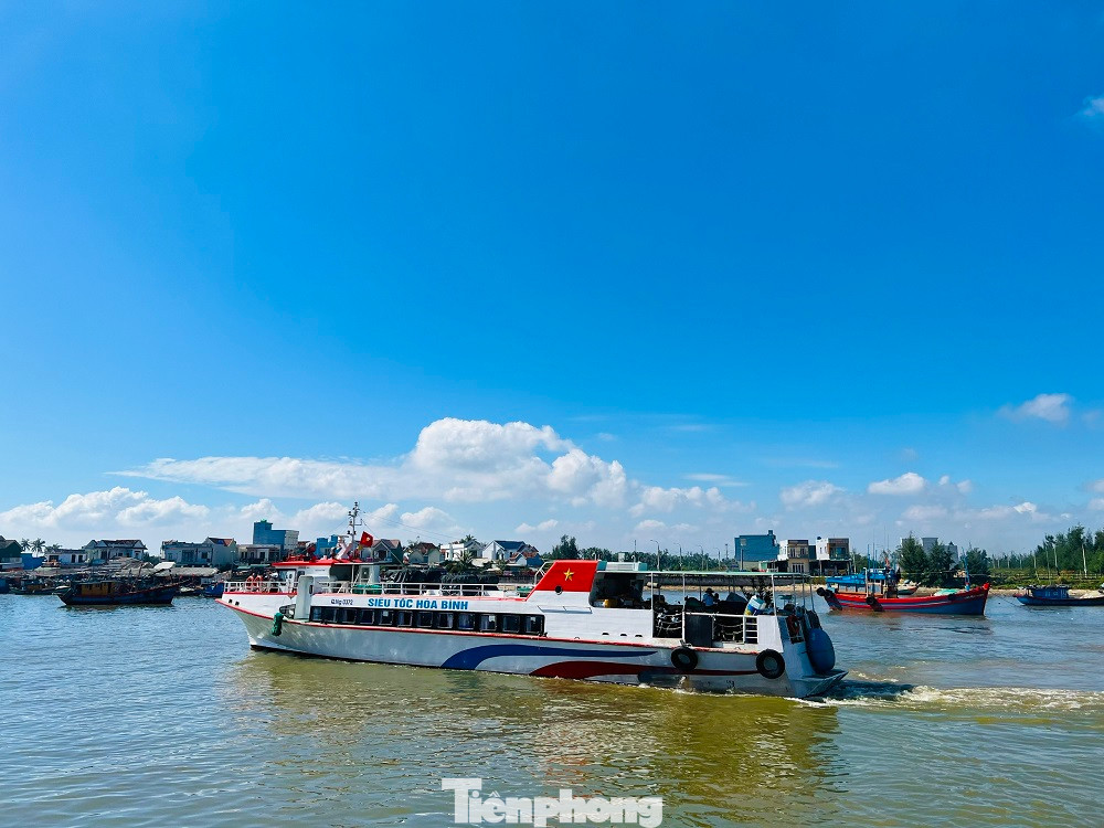 Đảo Lý Sơn cách đất liền khoảng 15 hải lý. Cách duy nhất để ra đảo Lý Sơn là đi tàu siêu tốc từ đất liền cảng Sa Kỳ (xã Bình Châu, tỉnh Quảng Ngãi). Đảo Lý Sơn cách đất liền khoảng 15 hải lý. Cách duy nhất để ra đảo Lý Sơn là đi tàu siêu tốc từ đất liền cảng Sa Kỳ (xã Bình Châu, tỉnh Quảng Ngãi).