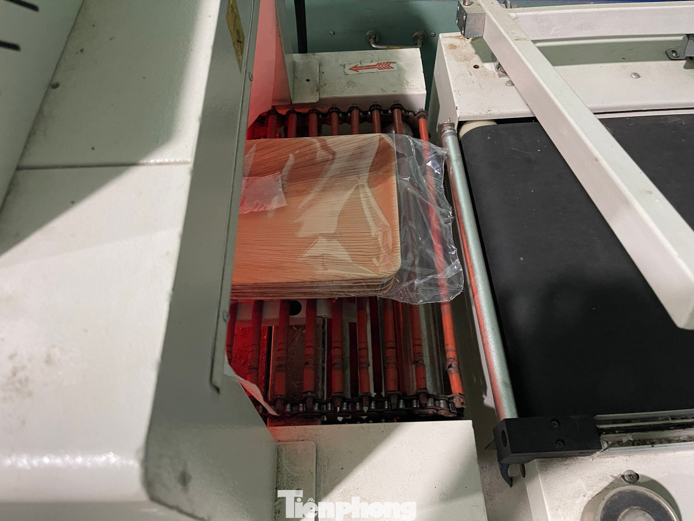 Sau đó được đưa vào khuôn ép nhiệt tạo hình và được diệt khuẩn bằng máy chiếu tia UV rồi đóng gói.