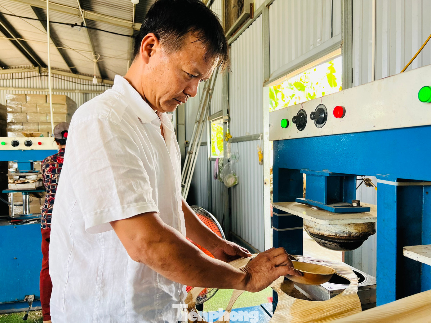 “Hiện cơ sở sản xuất có 9 máy ép, mỗi máy có 5 khuôn. Trung bình mỗi tháng, cơ sở cung cấp cho thị trường khoảng 600.000 sản phẩm chén, dĩa, khay ăn... bằng mo cau, không chỉ góp phần bảo vệ môi trường mà còn đem lại nguồn thu nhập lớn cho bản thân, người dân”, anh Tuyến chia sẻ.