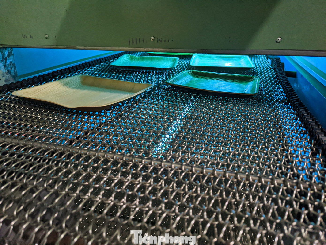 Sau đó được đưa vào khuôn ép nhiệt tạo hình và được diệt khuẩn bằng máy chiếu tia UV rồi đóng gói.