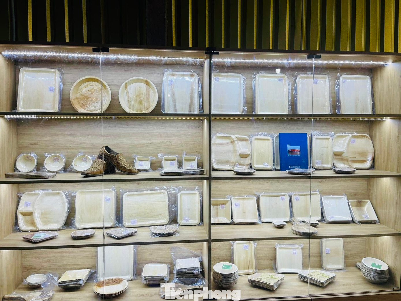 Anh Tuyến cho biết, chén, đĩa mo cau chỉ có giá từ 2.000 – 3.000 đồng/cái, lại có thể tái sử dụng, bảo vệ môi trường nên thị trường nước ngoài rất ưa chuộng. Do đó lượng hàng xuất khẩu chiếm đến 90%, giúp cơ sở sản xuất có doanh thu hàng trăm triệu đồng mỗi tháng.