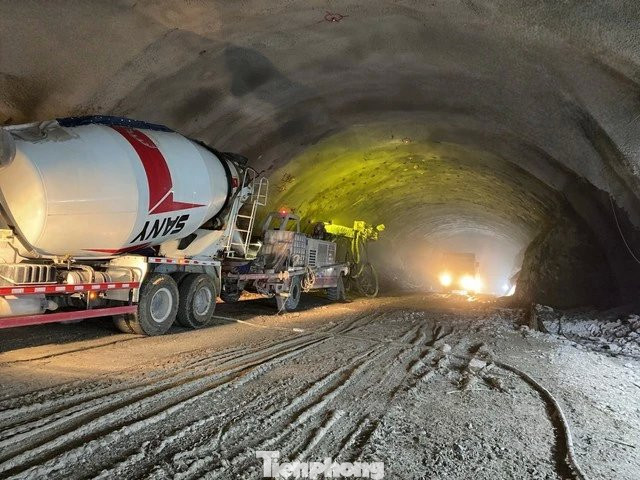 Hầm số 2 trên tuyến cao tốc Quảng Ngãi - Hoài Nhơn đã thông, vượt tiến độ gần 5 tháng so với kế hoạch