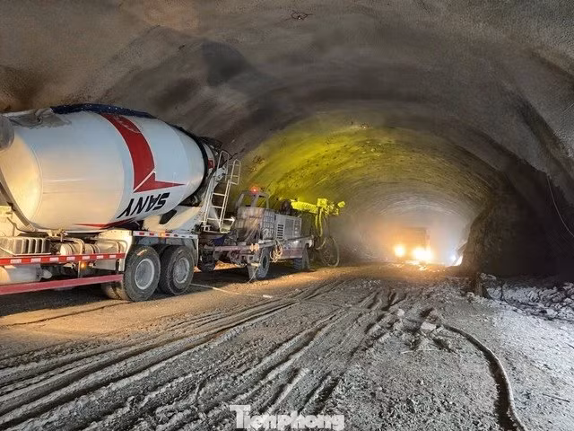 Hầm số 2 trên tuyến cao tốc Quảng Ngãi - Hoài Nhơn đã thông, vượt tiến độ gần 5 tháng so với kế hoạch