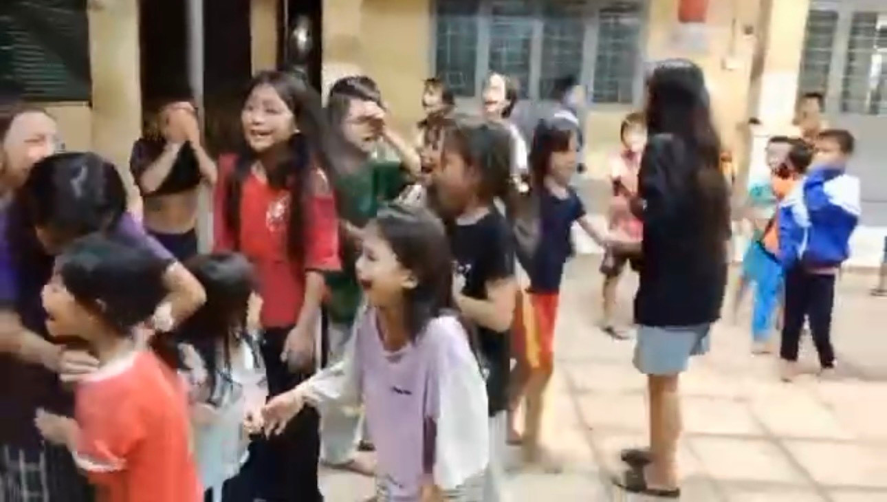 Học trò òa khóc, chẳng muốn chia tay người thầy kính mến. Ảnh cắt từ clip. Học trò òa khóc, chẳng muốn chia tay người thầy kính mến. Ảnh cắt từ clip.