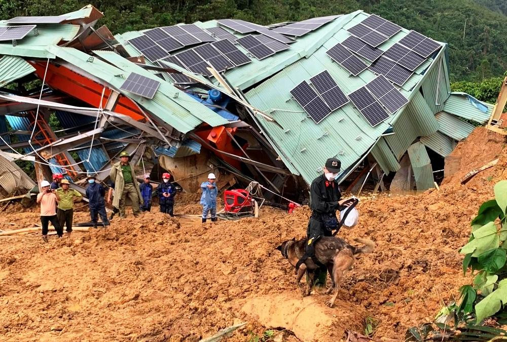 Công an tỉnh Quảng Ngãi đưa đội chó nghiệp vụ vào hiện trường tham gia tìm kiếm người mất tích ở thủy điện Kà Tinh 1. Ảnh: (CA)