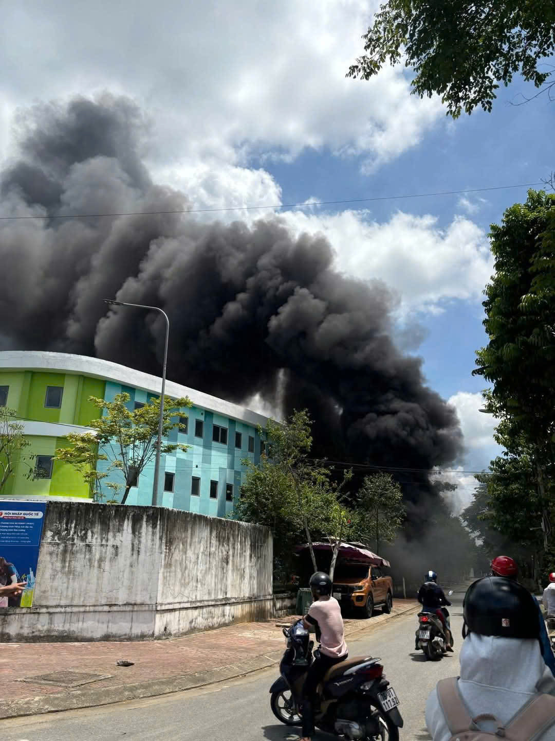 Cột khói cao hàng chục mét. Cột khói cao hàng chục mét.
