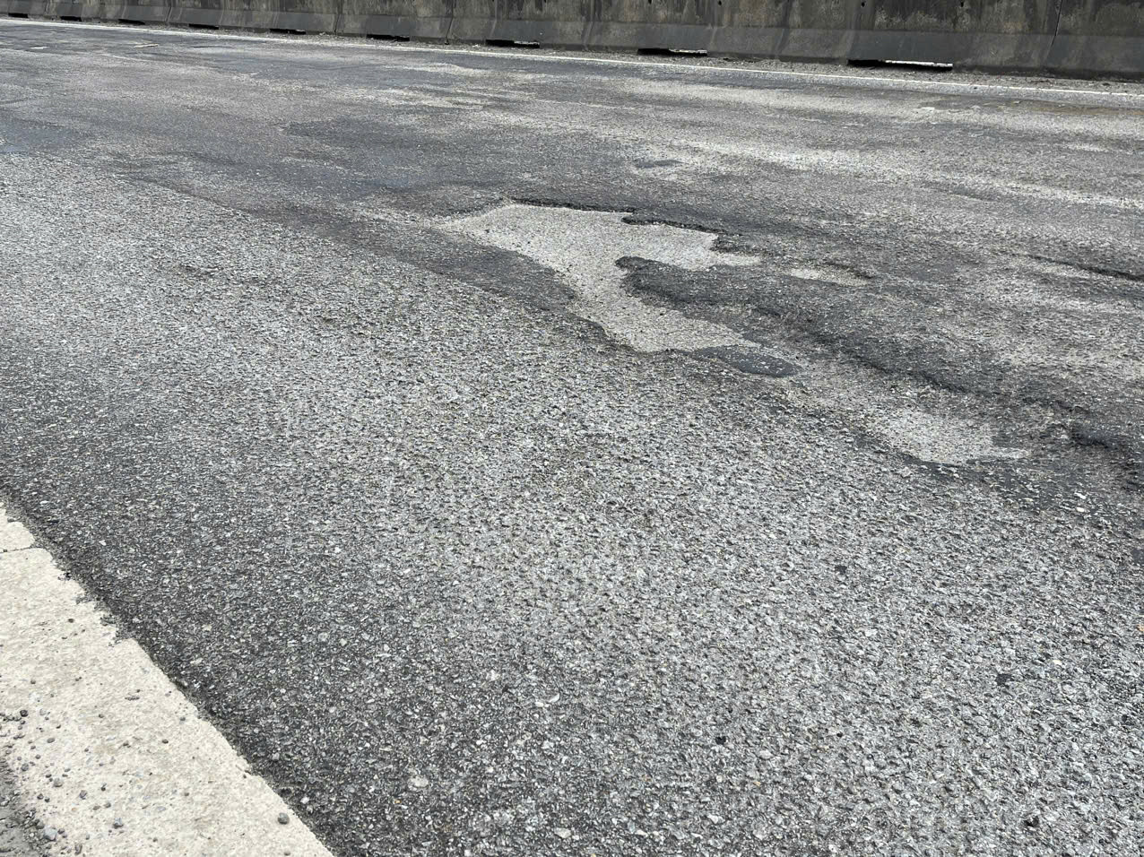 Nhiều đoạn mặt đường bị “phình” lên tạo thành sóng trâu, tiềm ẩn nguy cơ tai nạn. Ảnh: Thanh Nhật