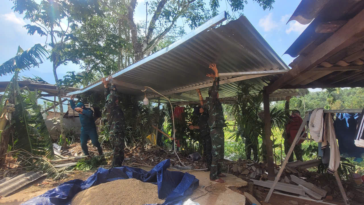 Những ngôi nhà còn có thể “cứu” thì được lợp lại ngay trong ngày... Những ngôi nhà còn có thể “cứu” thì được lợp lại ngay trong ngày...