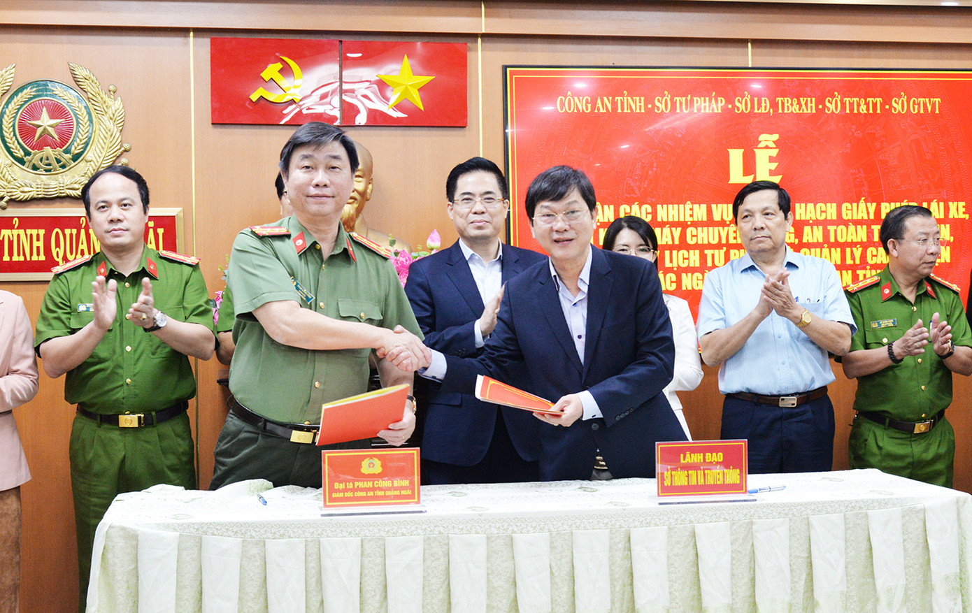 Ông Trần Thanh Trường - Giám đốc Sở TT&TT và Đại tá Phan Công Bình - Giám đốc Công an tỉnh hoàn thành việc ký bàn giao và tiếp nhận chức năng, nhiệm vụ. Ông Trần Thanh Trường - Giám đốc Sở TT&TT và Đại tá Phan Công Bình - Giám đốc Công an tỉnh hoàn thành việc ký bàn giao và tiếp nhận chức năng, nhiệm vụ.