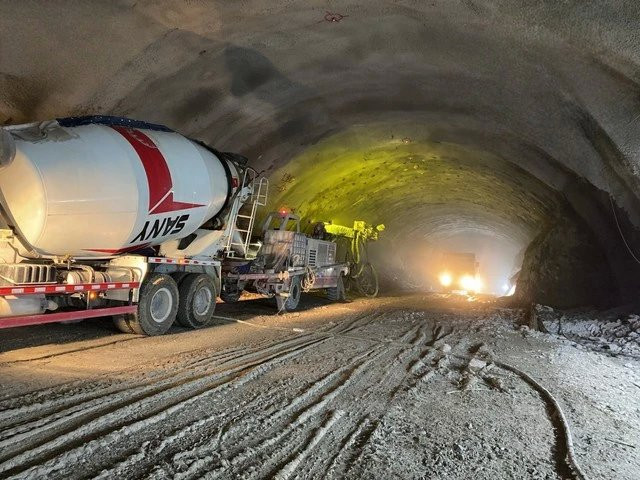 Hầm số 2 trên tuyến cao tốc Quảng Ngãi - Hoài Nhơn đã thông, vượt tiến độ gần 5 tháng so với kế hoạch.