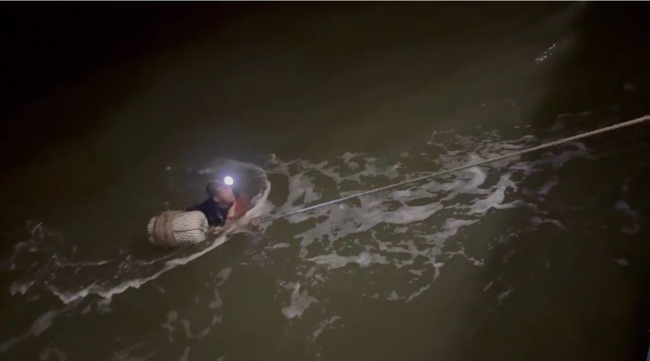 Ngư dân Nguyễn Thanh Công may mắn được lực lượng chức năng ứng cứu kịp thời. Ngư dân Nguyễn Thanh Công may mắn được lực lượng chức năng ứng cứu kịp thời.