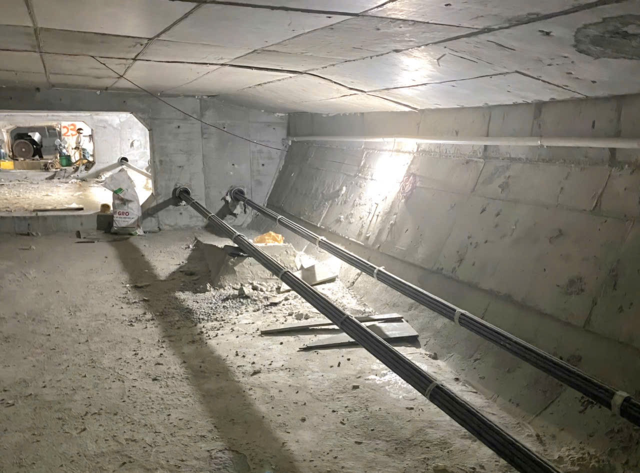 Những bó cáp dự ứng lực được kéo căng ở hai nhịp đối xứng 19 và 23 xuyên qua các vách chuyển hướng ở giữa, từ đó tăng tính chịu lực của cầu, giúp công trình cầu Trà Khúc 2 vận hành ổn định khi đưa vào khai thác trở lại.