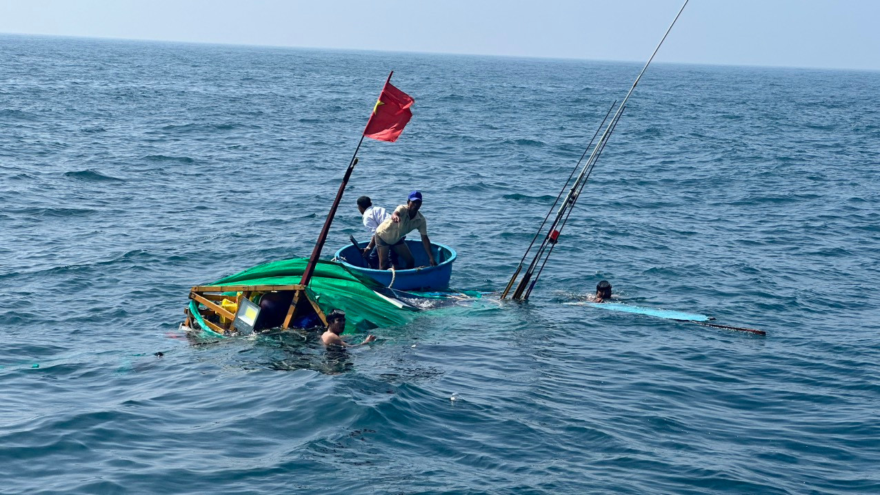 Tàu cá ngư dân bị phá nước chìm. Ảnh minh họa