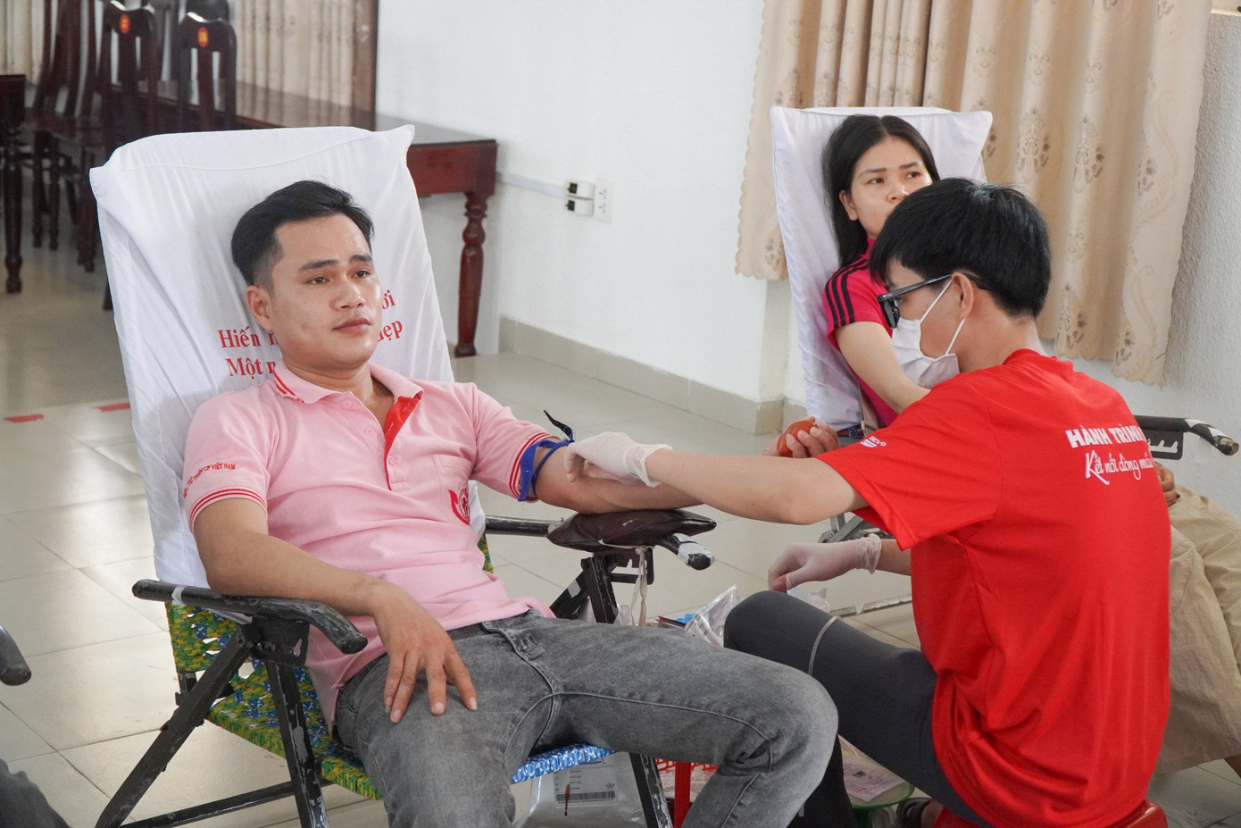 Đông đảo người dân đến tham gia hiến máu.