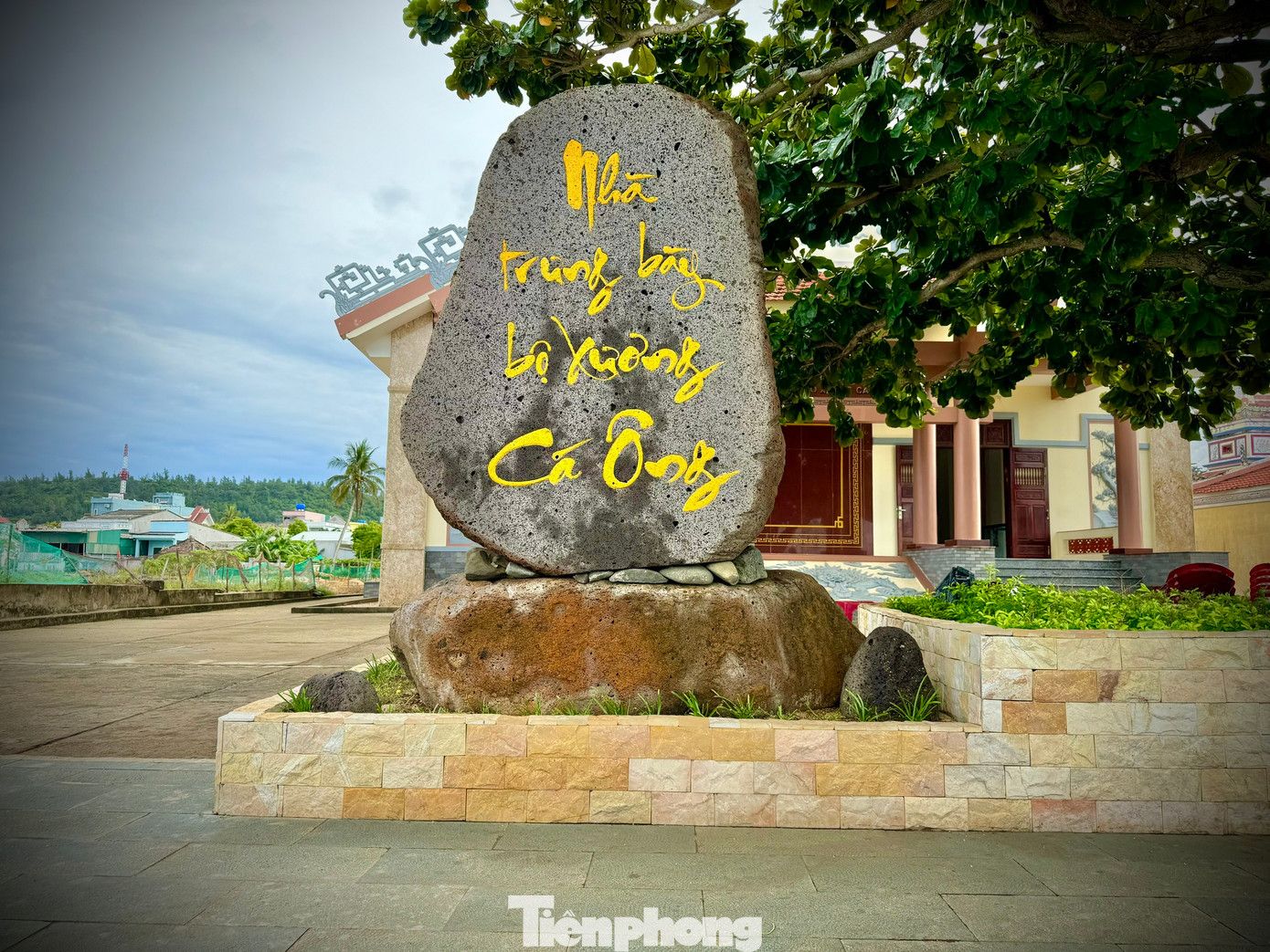 Tại huyện đảo Lý Sơn có hàng chục lăng, mộ thờ cá Ông (cá voi). Mỗi nơi có hàng chục bộ xương hay còn gọi là “ngọc cốt” có niên đại từ vài chục năm đến hơn 300 năm tuổi.