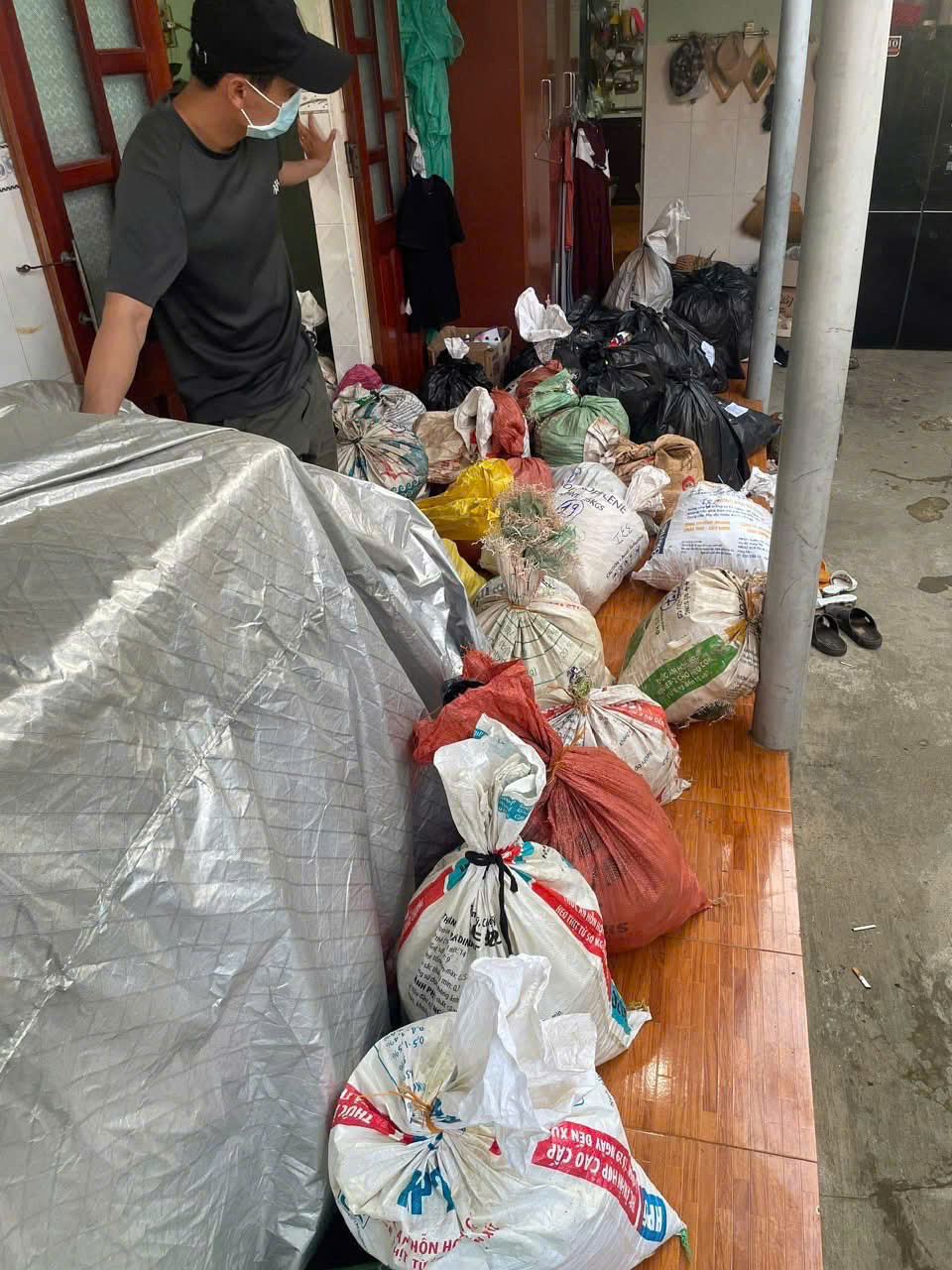 Khám xét nơi ở của 2 người này lực lượng chức năng tiếp tục phát hiện, tạm giữ 1,306 kg thuốc nổ và 3.895 kíp nổ. Ảnh: CACC Khám xét nơi ở của 2 người này lực lượng chức năng tiếp tục phát hiện, tạm giữ 1,306 kg thuốc nổ và 3.895 kíp nổ. Ảnh: CACC