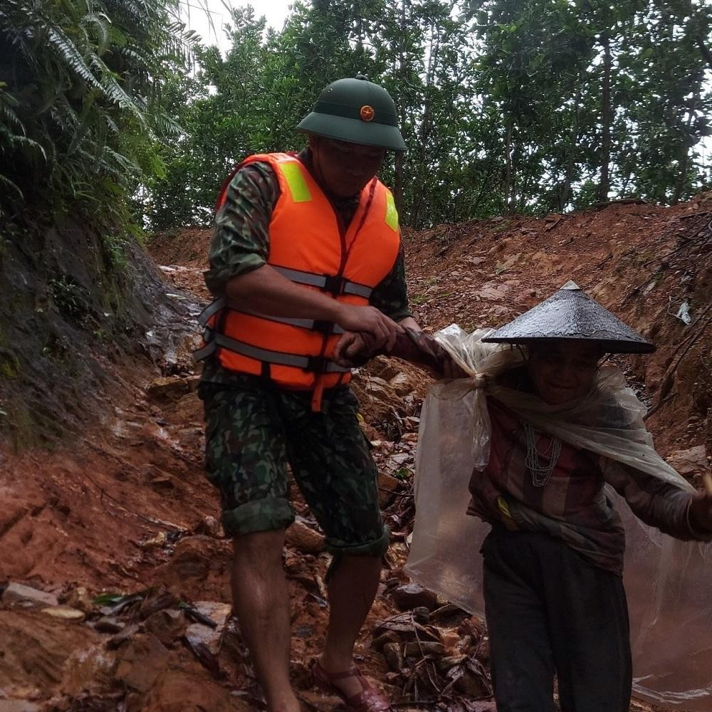 Lực lượng quân đội băng rừng để đưa hàng chục người dân ở chỗ có nguy cơ sạt lở cao đến nơi an toàn.
