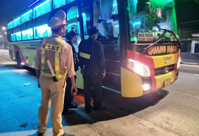 Lực lượng CSGT hỗ trợ đưa cụ bà lên xe về đoàn tụ gia đình sau 15 năm thất lạc. Ảnh: CACC