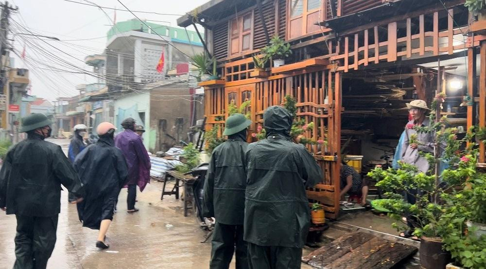 Bão đổ bộ đất liền các tỉnh Thừa Thiên Huế – Quảng Ngãi ảnh 30