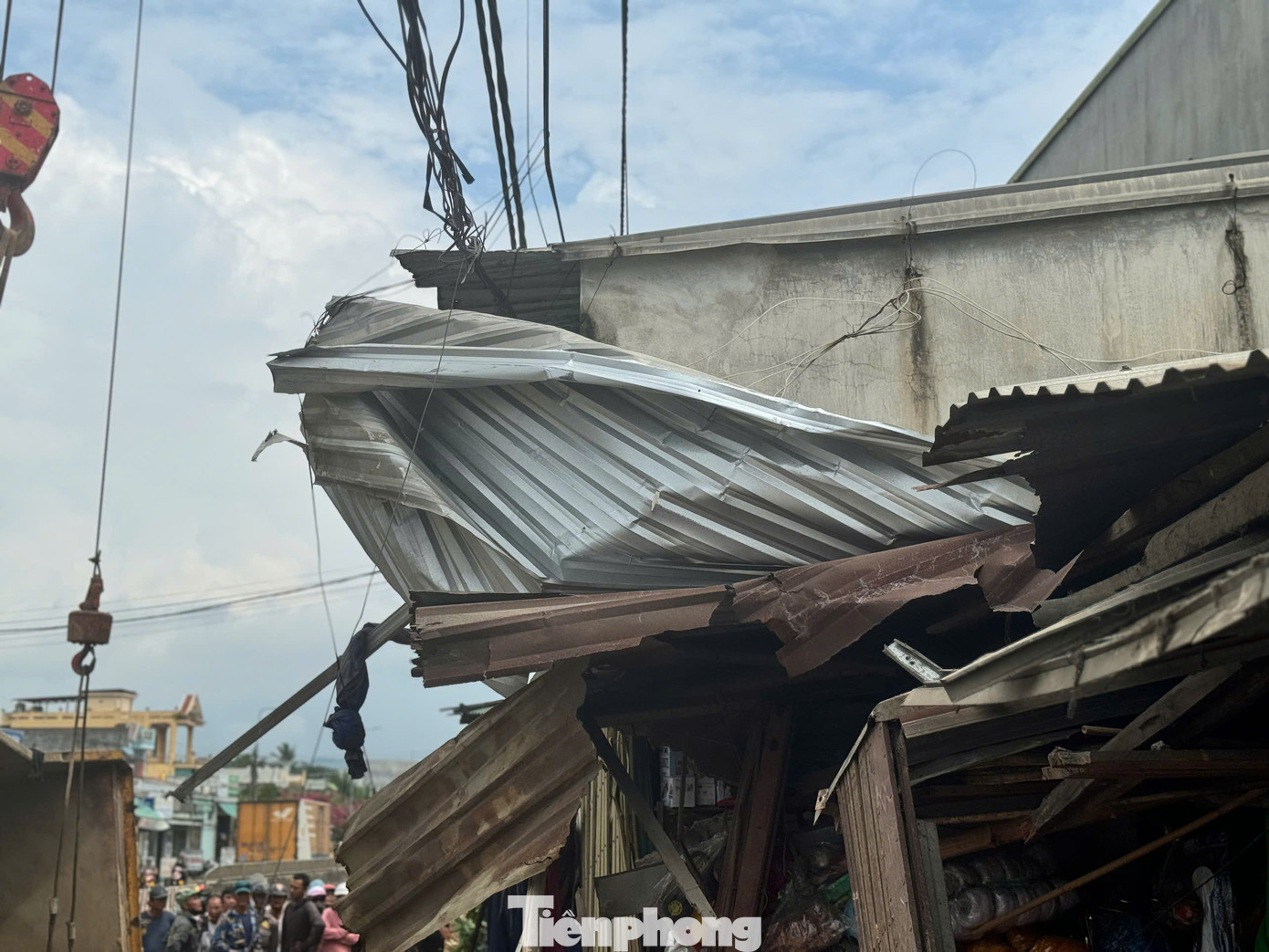 Mái hiên nhà dân bị xe tải kéo văng. Ảnh: Nguyễn Ngọc