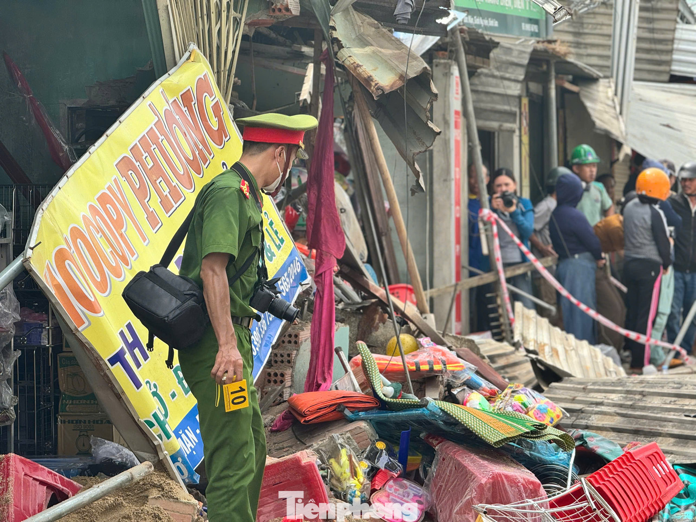 Mái hiên nhà dân bị xe tải kéo văng. Ảnh: Nguyễn Ngọc