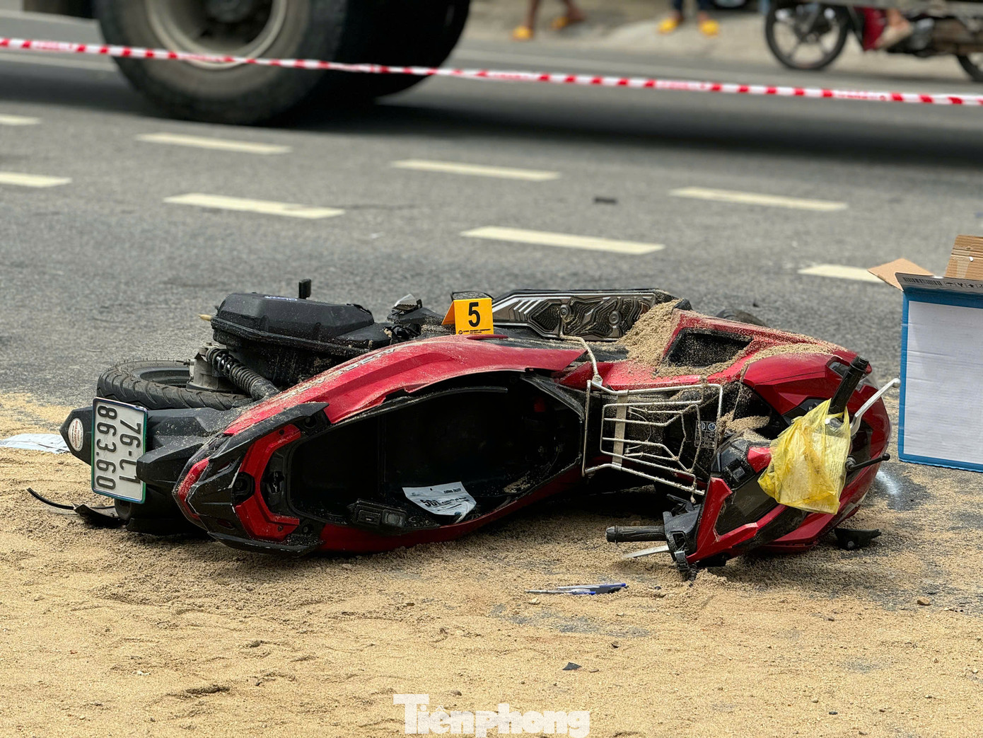 Tại hiện trường, nhiều xe máy nằm la liệt trên đường, xe tải chở đất tông vào hàng loạt mái hiên nhà dân rồi lật ngang, cát trên xe văng tung tóe. Ảnh: Nguyễn Ngọc