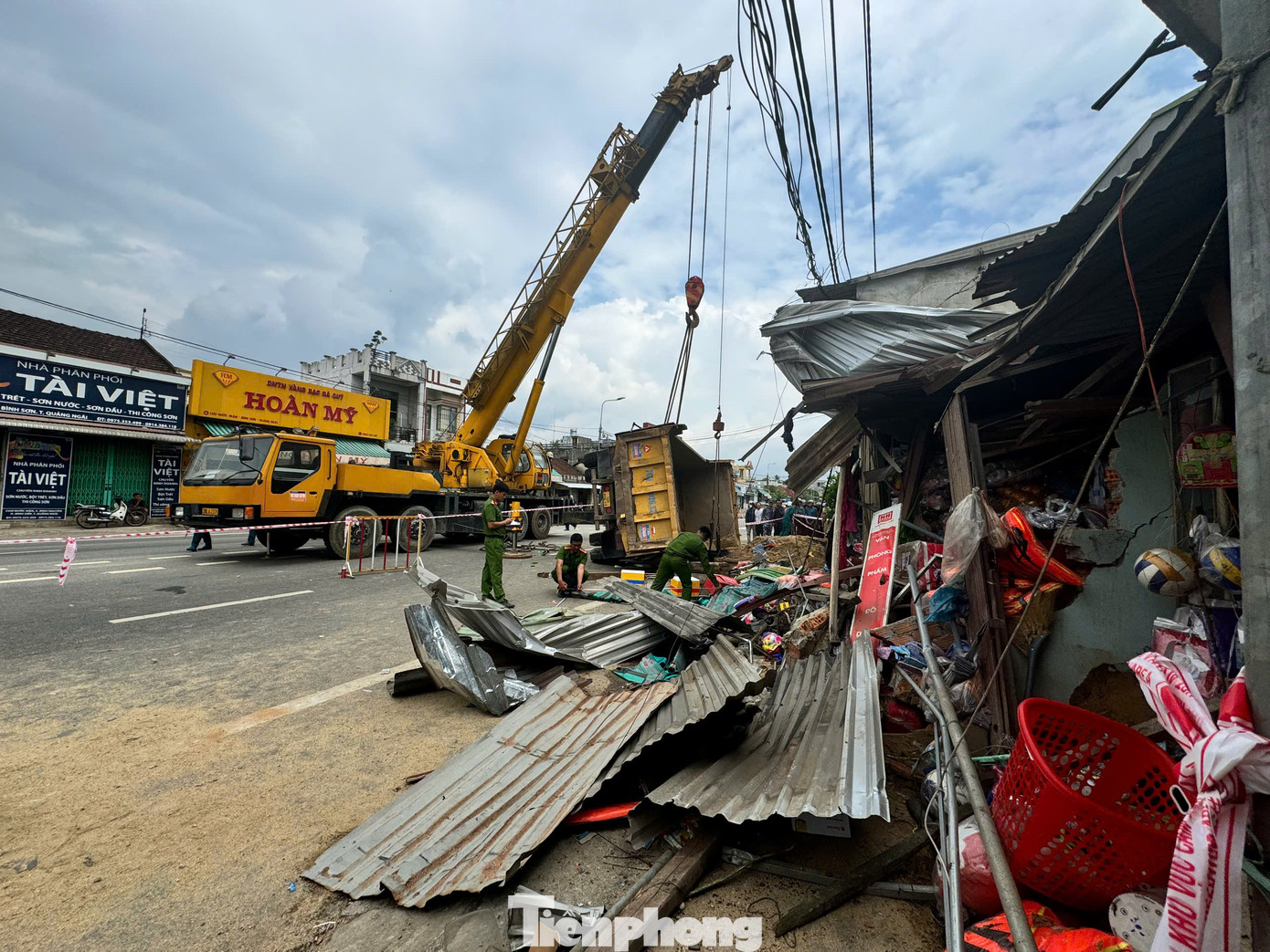 Tại hiện trường, xe tải chở cát ủi bay hàng loạt xe máy và mái hiên nhà dân.