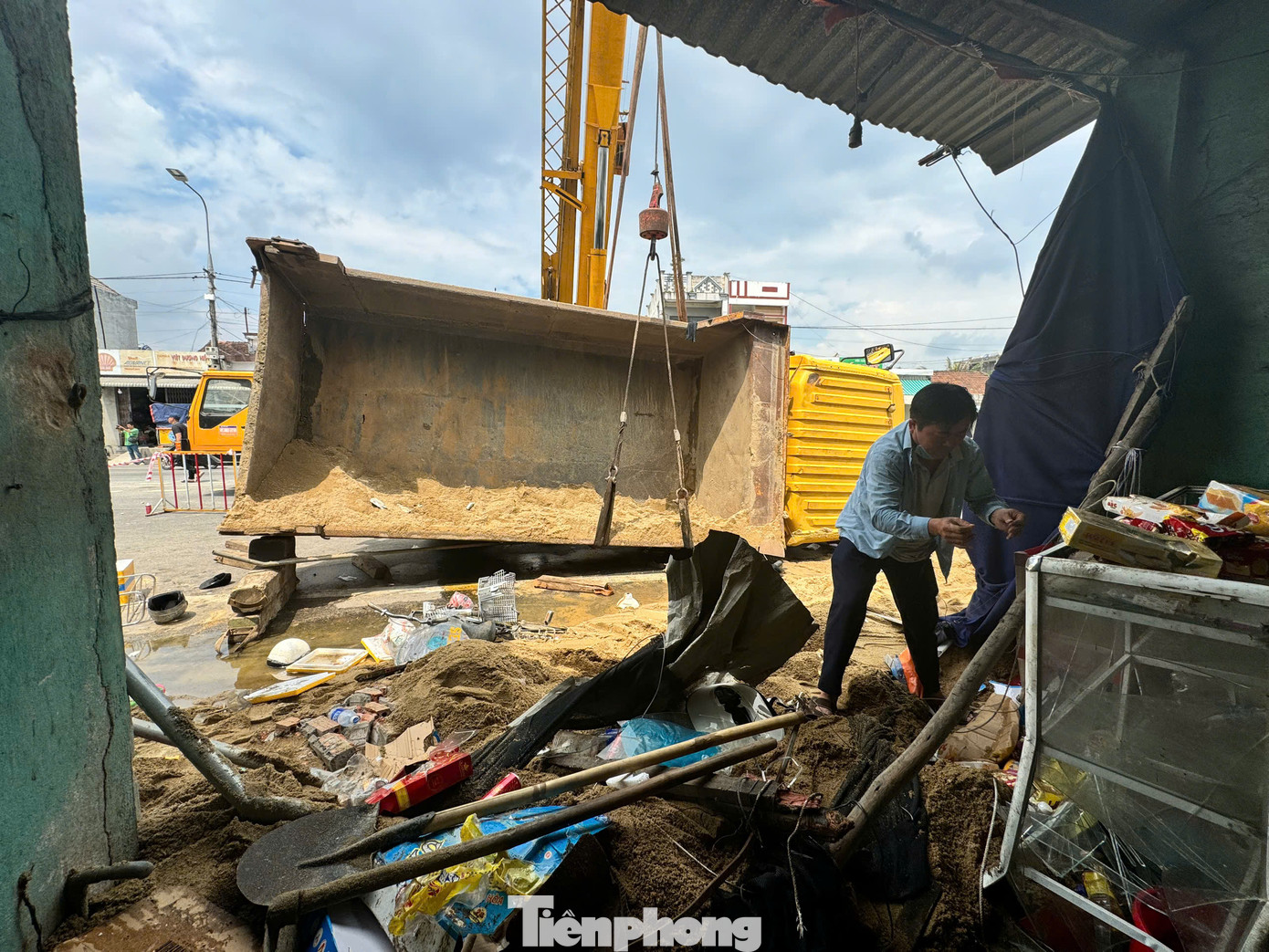 Chiếc xe tải lật nghiêng.