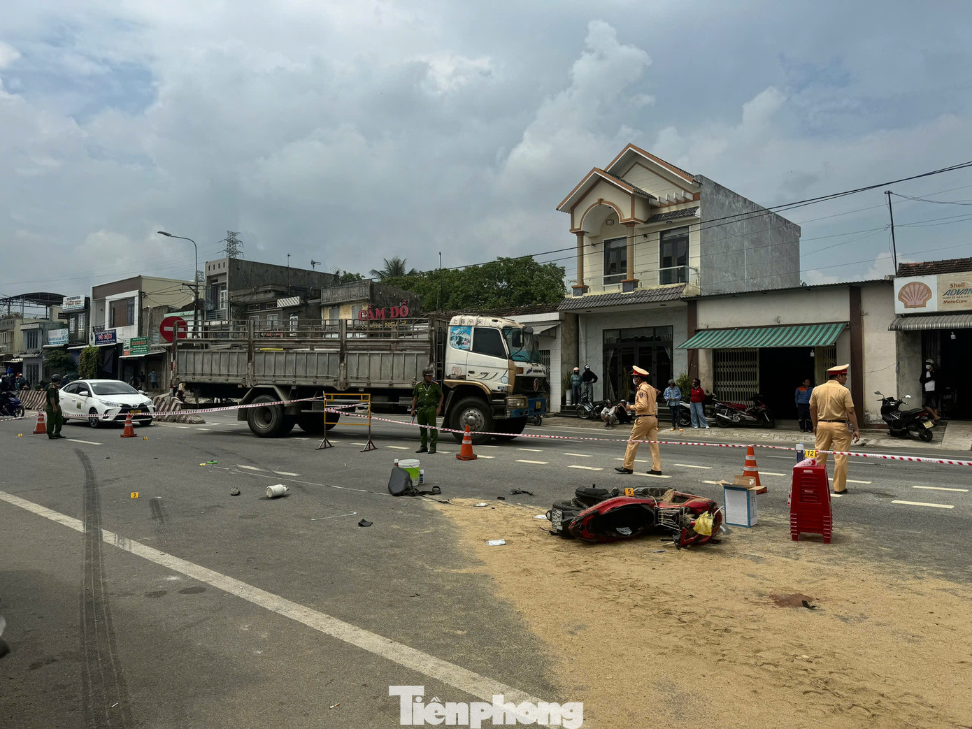 Tại hiện trường, xe tải chở cát ủi bay hàng loạt xe máy và mái hiên nhà dân.