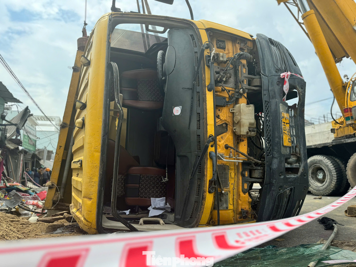 Chiếc xe tải chở cát lật nghiêng. Ảnh: Nguyễn Ngọc