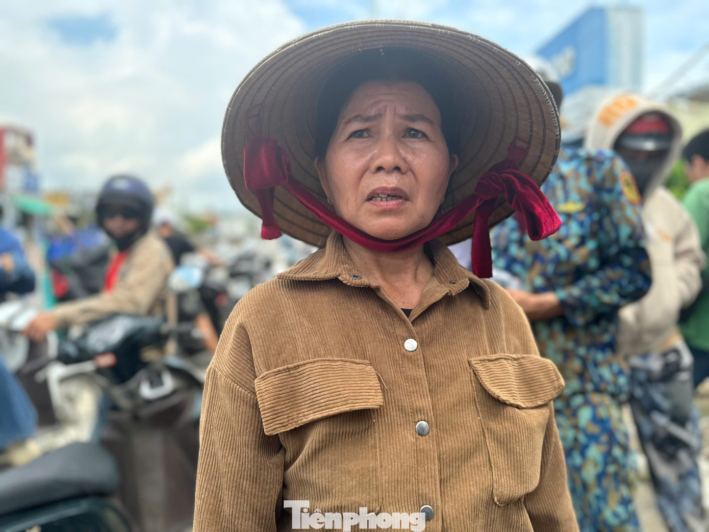 Bà Lê Thị Vương - bán hàng ở gần đó chứng kiến toàn bộ vụ việc vẫn chưa hết bàng hoàng. Ảnh: Nguyễn Ngọc Bà Lê Thị Vương - bán hàng ở gần đó chứng kiến toàn bộ vụ việc vẫn chưa hết bàng hoàng. Ảnh: Nguyễn Ngọc