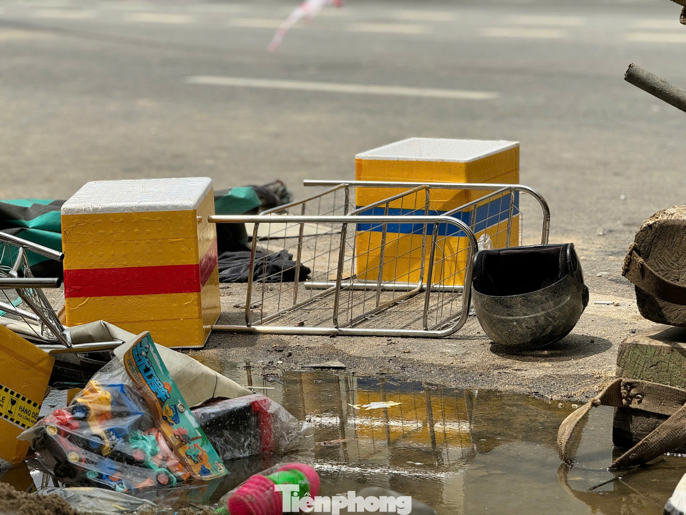 Nhiều vật dụng trong hàng quán bị tông văng, nằm ngổn ngang khắp nơi. Ảnh: Nguyễn Ngọc