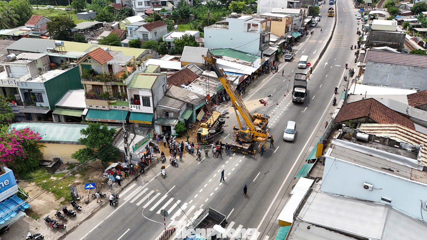Thông tin ban đầu, khoảng 8h15 sáng 26/5, tại cổng chợ Nước Mặn (xã Bình Nguyên, huyện Bình Sơn, tỉnh Quảng Ngãi) xảy ra vụ TNGT giữa xe tải mang BKS 76H-026.17 do tài xế Trương Văn Đến (34 tuổi, trú xã Tịnh Thiện, TP. Quảng Ngãi) điều khiển va chạm với 3 xe máy. Ảnh: Nguyễn Ngọc