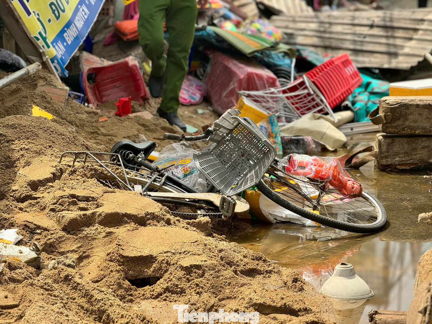 Nhiều vật dụng trong hàng quán bị tông văng, nằm ngổn ngang khắp nơi. Ảnh: Nguyễn Ngọc