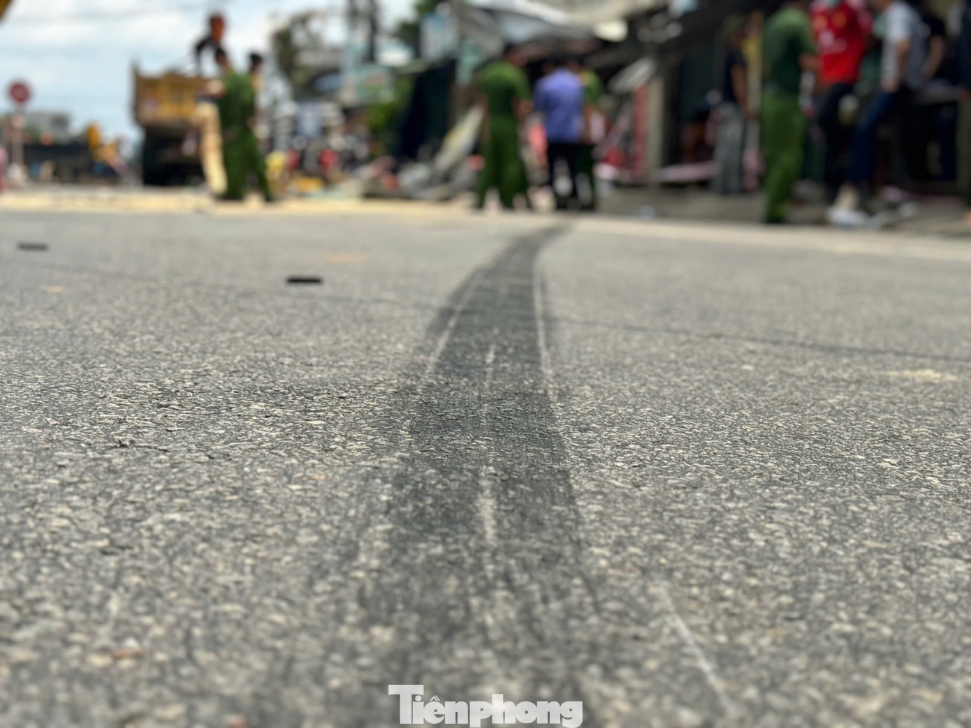 Vết phanh gấp của xe tải. Ảnh: Nguyễn Ngọc